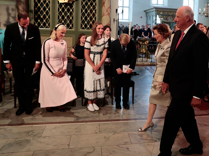 Kronprinsfamilien hilser Kongeparet. Foto: Lise Åserud / NTB scanpix